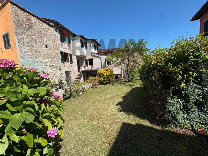 Casa con 8 locali in vendita in Bagni Di Lucca