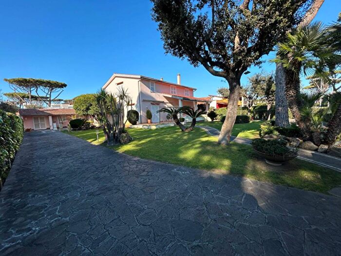 Casa con 6 locali in affitto in Via Portorose, Fregene, Fiumicino