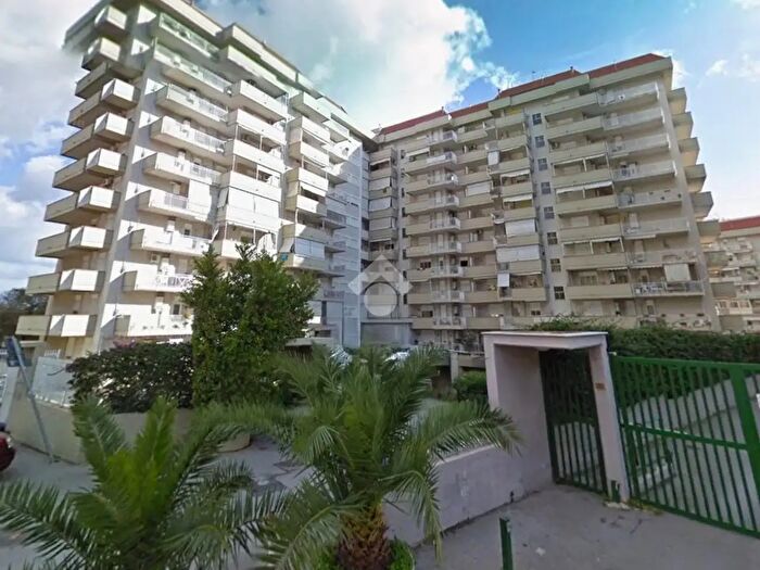 Appartamento trilocale in affitto in Via Luigi Cosenz, Palermo