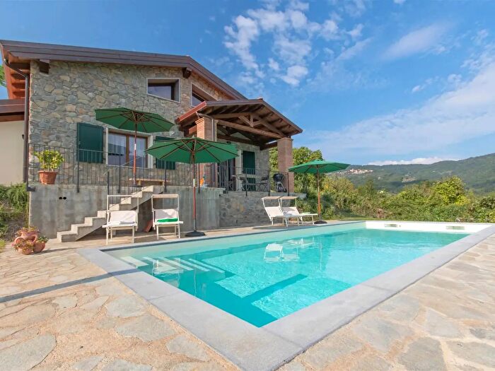 Casa con 8 locali in vendita in Fivizzano