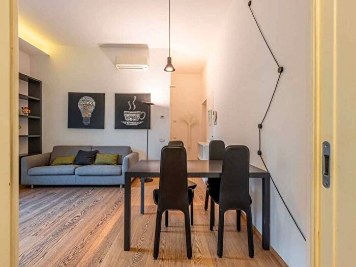 Appartamento trilocale in affitto in Via Curtatone, Quadronno Crocetta, Milano