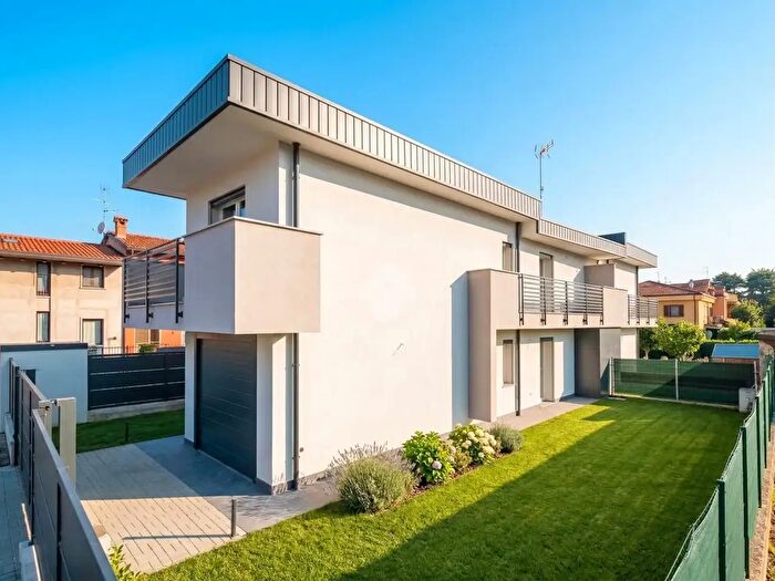 Casa quadrilocale in vendita in Via Prealpi, Seveso