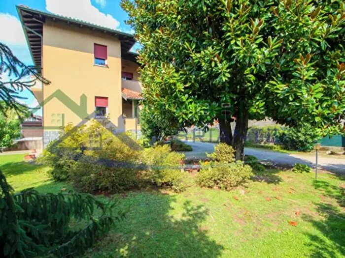 Casa con 6 locali in vendita in Via Vittorio Veneto, Pombia