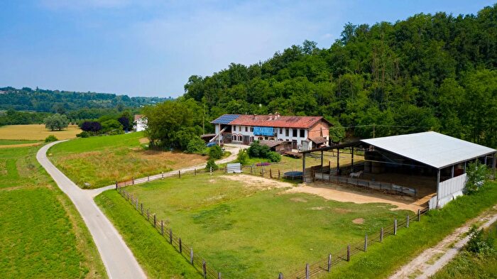 Casa con 8 locali in vendita in San Damiano DAsti
