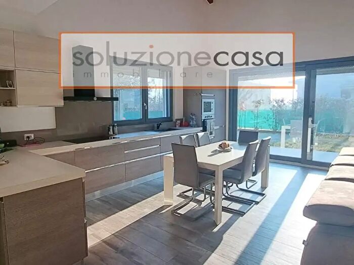 Casa con 7 locali in vendita in Arcisate