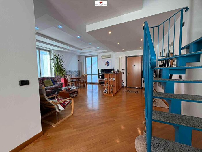 Appartamento quadrilocale in vendita in Via Mario Preda, Verano Brianza