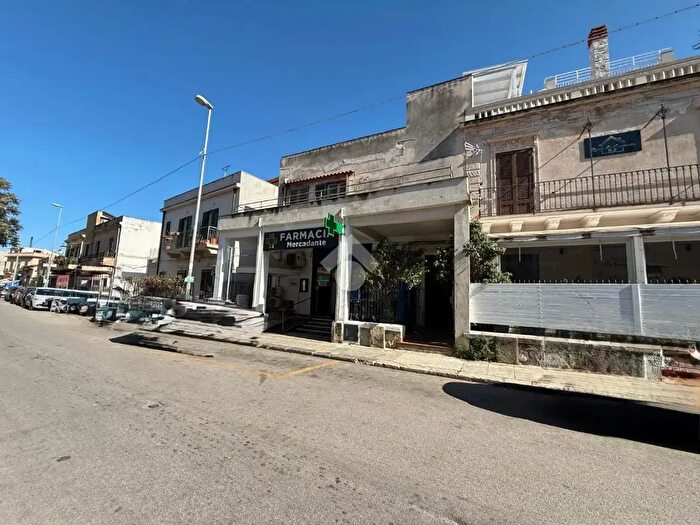 Appartamento trilocale in vendita in Via Carbone, Palermo
