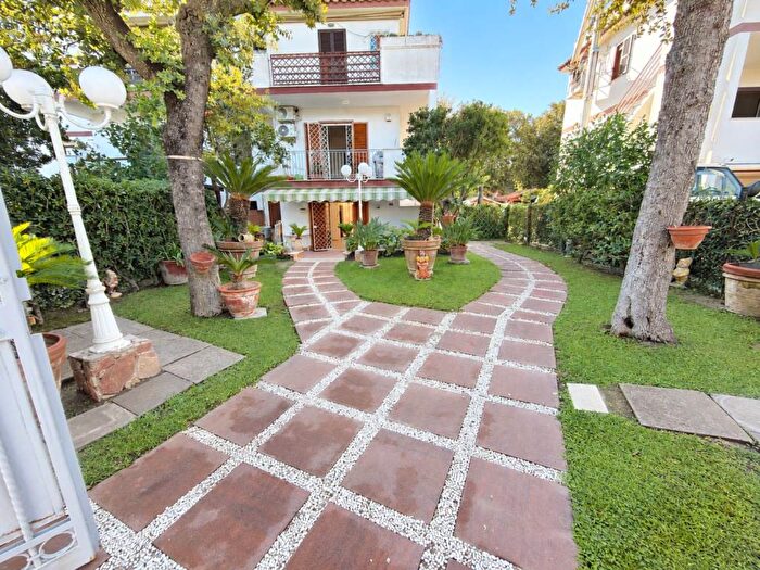 Casa trilocale in affitto in Via Praiano, Fregene, Fiumicino