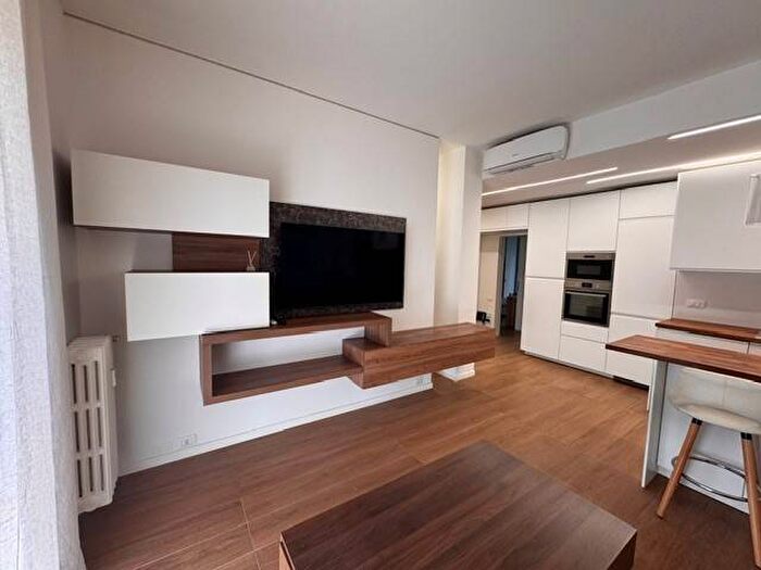 Appartamento trilocale in affitto in Viale Famagosta, Famagosta, Milano