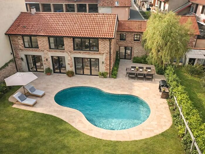 Casa quadrilocale in vendita in Via della Concordia, Agrate Brianza