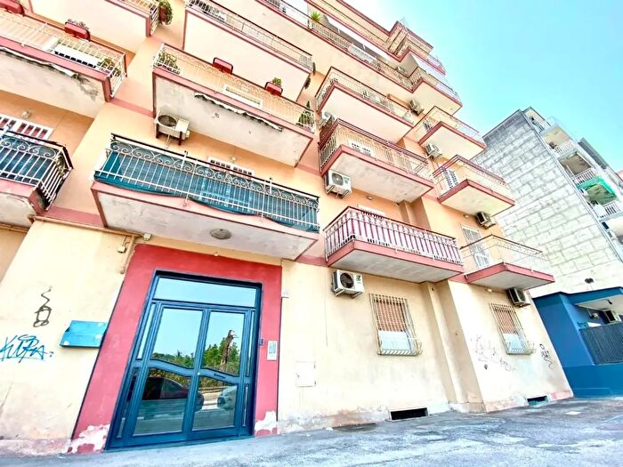 Appartamento trilocale in affitto in Via Pallucci, Napoli