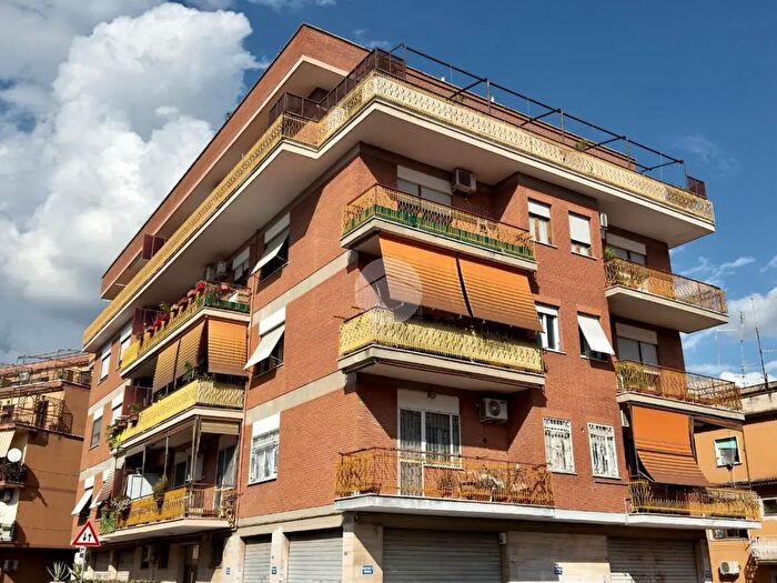 Appartamento trilocale in vendita in Via Caiazzo, Roma