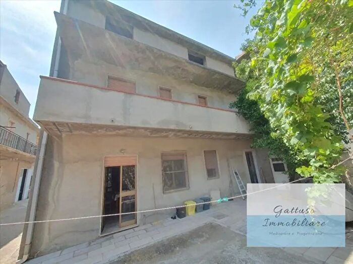 Casa con 10 locali in vendita in Reggio Calabria