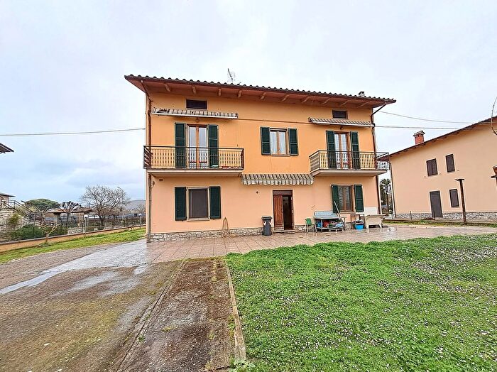 Casa con 8 locali in vendita in Tuoro Sul Trasimeno