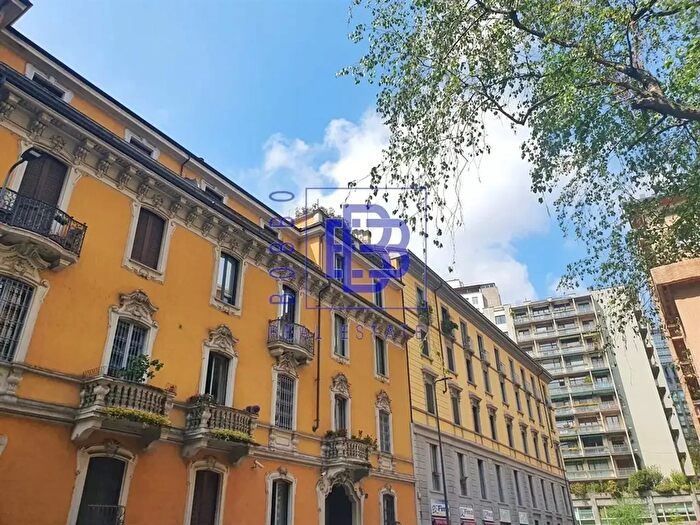 Appartamento trilocale in vendita in Via Zenon, Milano