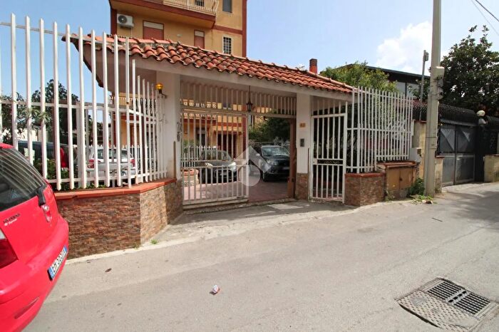 Appartamento trilocale in vendita in Via Salerno, Palermo