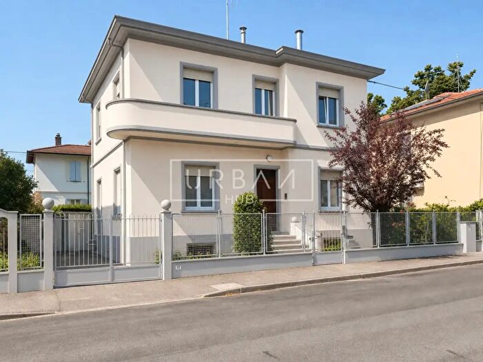 Casa con 8 locali in vendita in Forli'