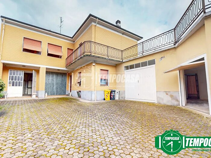 Casa con 5 locali in vendita in Via Novembre, Rivalta Bormida