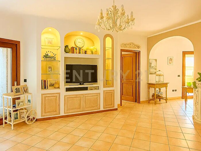 Appartamento con 5 locali in vendita in Via Zandonai Snc, Olbia