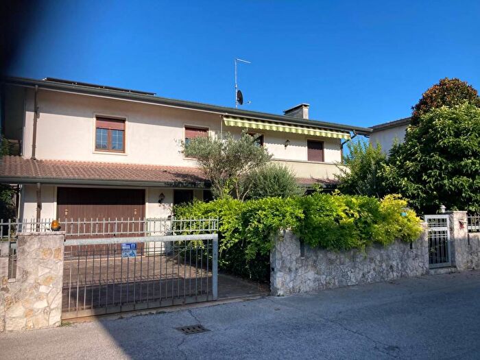 Casa con 6 locali in affitto in Centro, Torri di Quartesolo