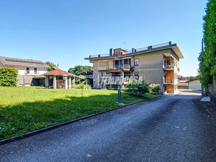 Appartamento quadrilocale in vendita in Via Corte Lunga, Sesto Calende