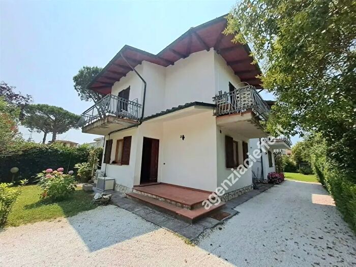 Casa quadrilocale in vendita in Montignoso