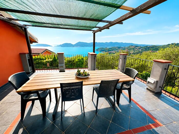 Casa quadrilocale in affitto in Via Generale Zanelli, Lerici