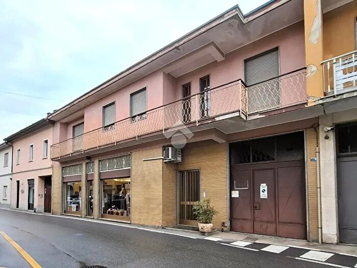 Casa con 10 locali in vendita in Via Dante, Inveruno