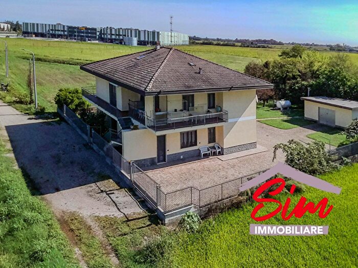 Casa con 8 locali in vendita in Str Serponte Snc, Cameri