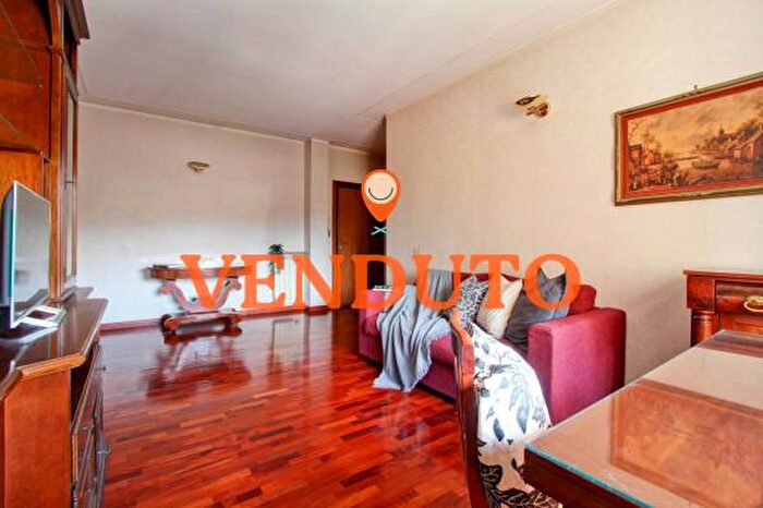 Appartamento trilocale in vendita in Via Oderisi da Gubbio, Roma