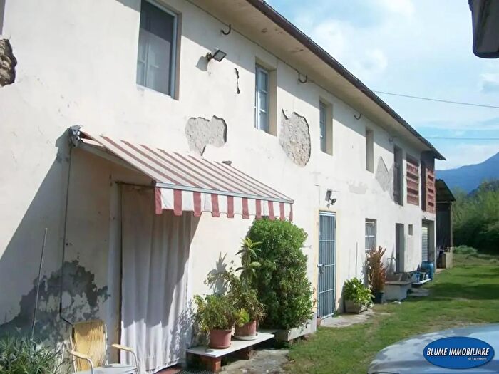 Casa con 10 locali in vendita in Camaiore