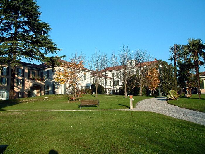 Appartamento con 10 locali in vendita in Via Roma, Besana In Brianza