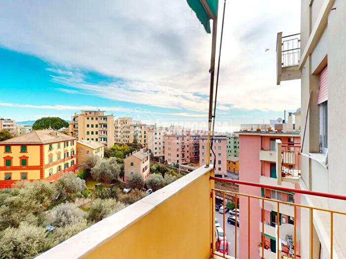 Appartamento trilocale in vendita in Genova