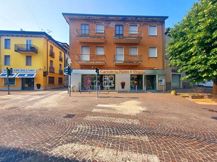 Casa con 18 locali in vendita in Piazza Savoldi, Lonato