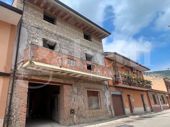 Casa con 6 locali in vendita in Via Giacomo Leopardi, Calvi Risorta