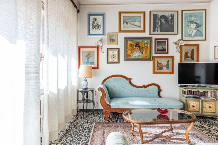 Appartamento con 5 locali in vendita in Via del Tiro a Segno, Lucca