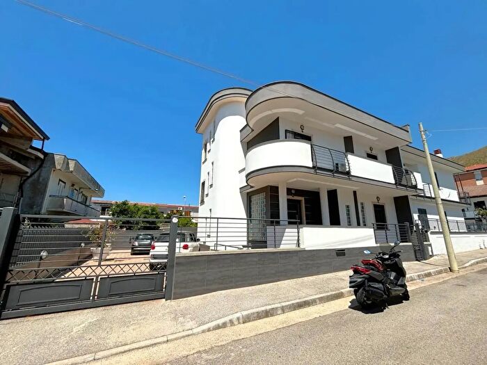 Casa con 8 locali in vendita in Mondragone