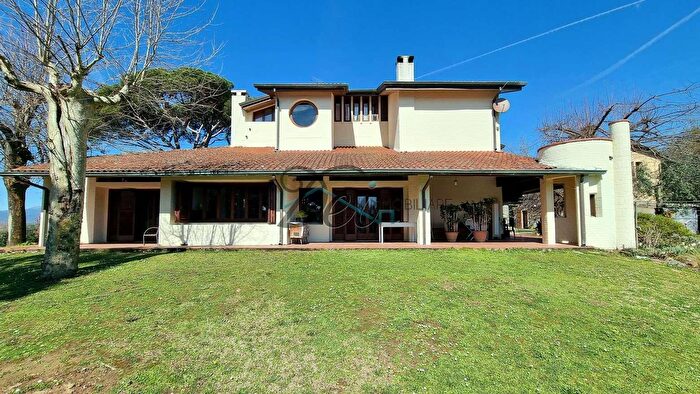 Casa con 16 locali in vendita in Via della Chiesa di Gragnano, Capannori