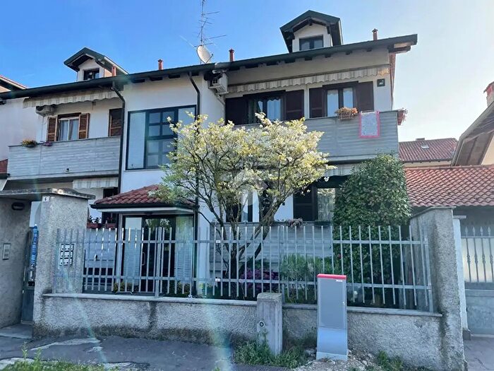 Appartamento trilocale in vendita in Via Albania, Arconate