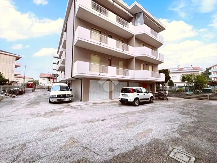 Appartamento trilocale in vendita in Via Rapisardi, Pineto