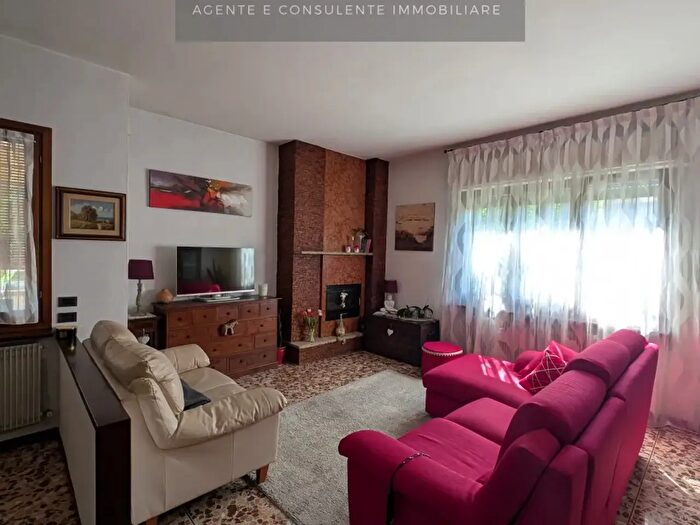 Casa con 8 locali in vendita in Vittorio Veneto