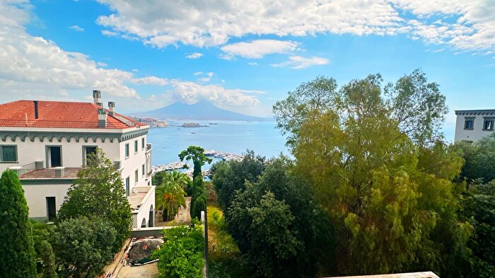 Appartamento con 5 locali in vendita in Via Orazio, Napoli