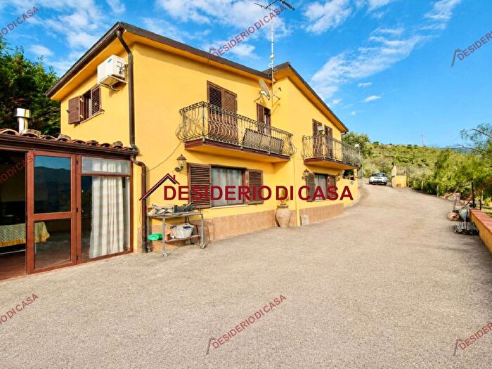 Casa quadrilocale in affitto in Strada Provinciale Castelluzzese, Pettineo