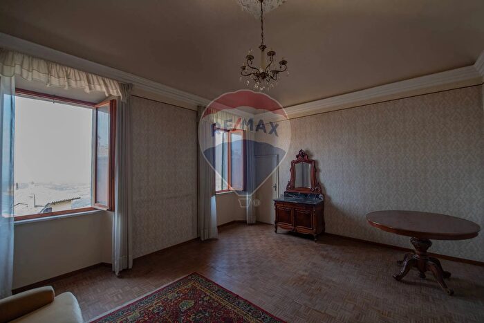 Appartamento con 8 locali in vendita in Corso Mazzini, Arcevia