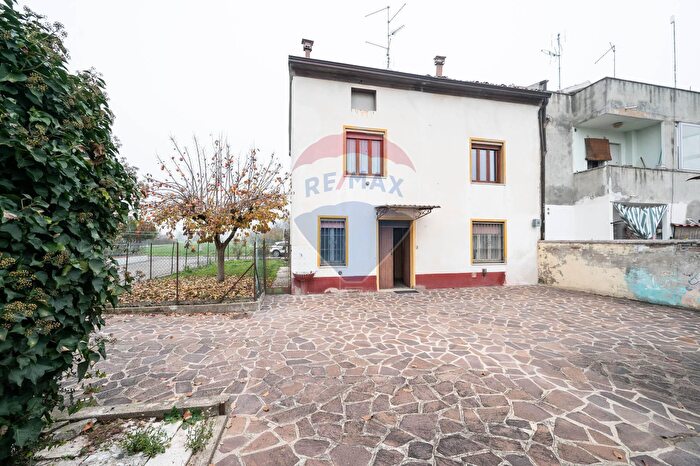 Casa con 6 locali in vendita in Via Fratelli Manfredi, Boretto
