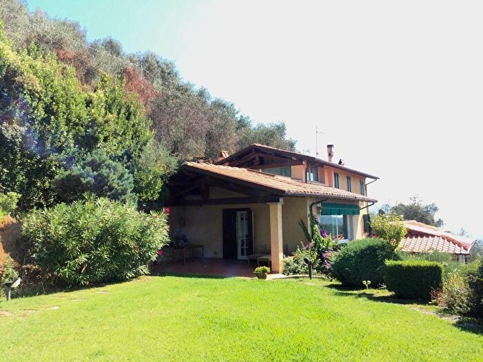 Casa con 13 locali in vendita in Via Bernardi, Camaiore