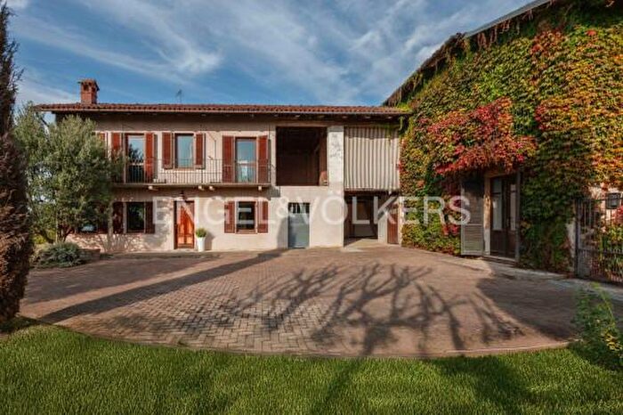 Casa con 6 locali in vendita in Frazione Berri, La Morra