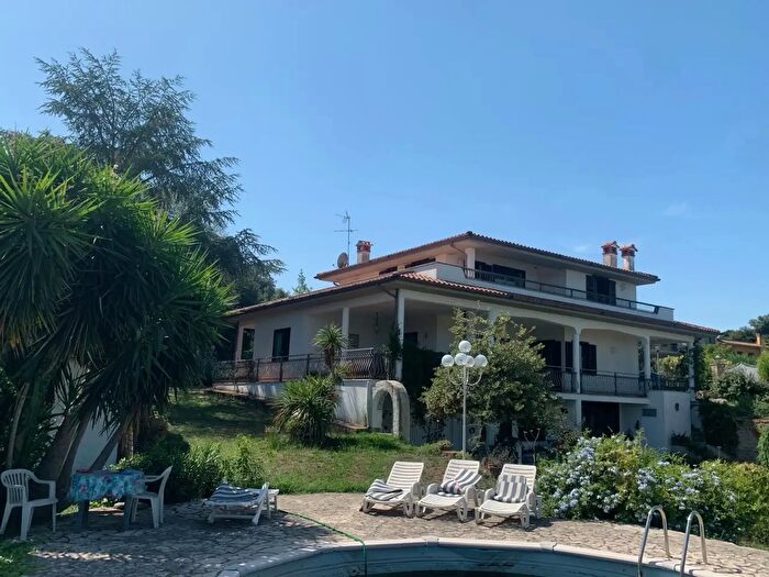 Casa con 7 locali in vendita in Via Glicini, Anguillara Sabazia