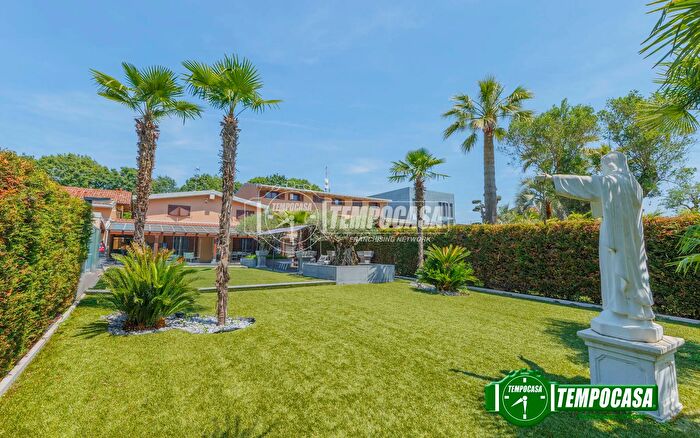 Casa quadrilocale in vendita in Via San Allende, Locate Di Triulzi