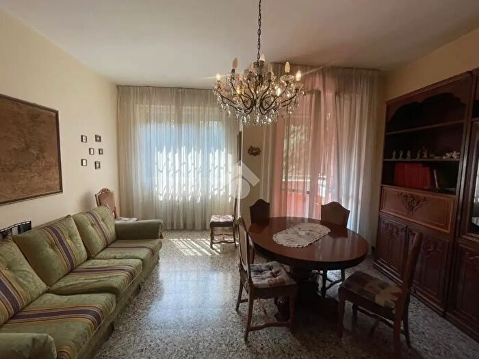 Appartamento quadrilocale in vendita in Via Luciano Zuccoli, Monza